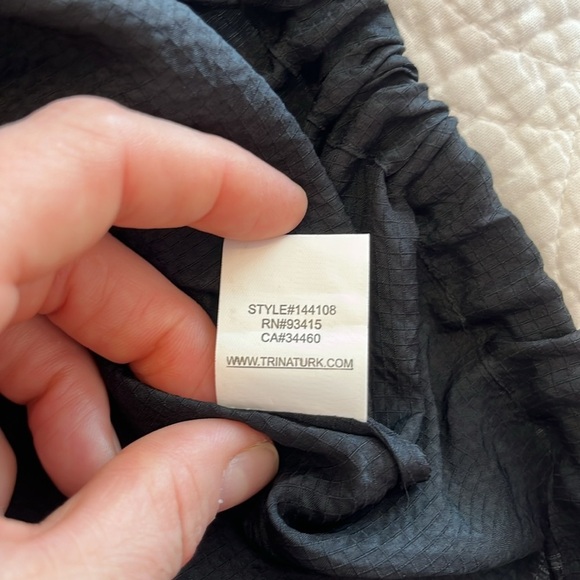 Trina Turk Silk V-Neck Zip Blouse Blouson Whimsigoth Office Glam Black Medium - Picture 9 of 9